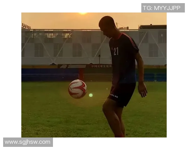 足球场上悠闲散步的球星引发热议其背后深层原因解析